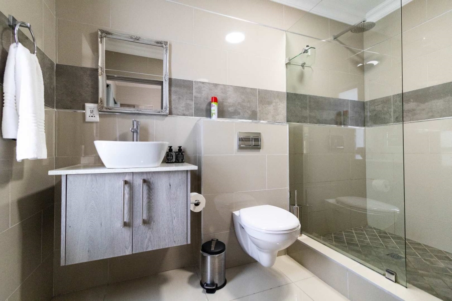 7 Bedroom Property for Sale in Sandbaai Western Cape